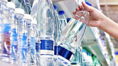 Adieu l’eau en bouteille : les experts recommandent de ne surtout pas la boire pour préserver votre santé