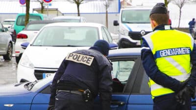 Automobilistes : l'amende salée que vous risquez à cause de ce geste interdit en voiture