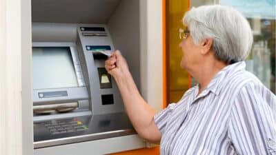 Avec un seul billet : l’arnaque au distributeur automatique dans laquelle tout le monde tombe