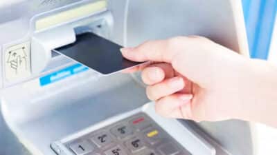 Ce geste dangereux que nous faisons tous au distributeur vide votre compte bancaire en quelques secondes