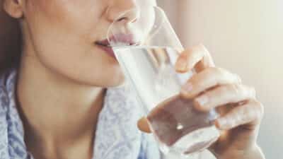 Cette mauvaise manie que nous avons tous engendre la prolifération des bactéries dans l’eau