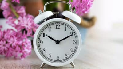 Changement d’heure 2025: l’astuce infaillible pour savoir si vous devez avancer ou reculer vos montres