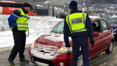 De nombreux automobilistes oublient ce geste essentiel en hiver, or ils risquent une amende salée