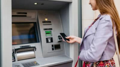 Distributeurs de billets: ce bouton sur lequel vous devez toujours appuyer pour ne pas vous faire arnaquer