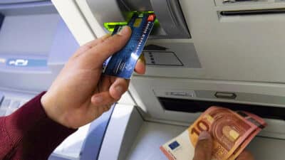 Distributeurs de billets : ce que vous devez faire avant d’insérer votre CB pour éviter les arnaques