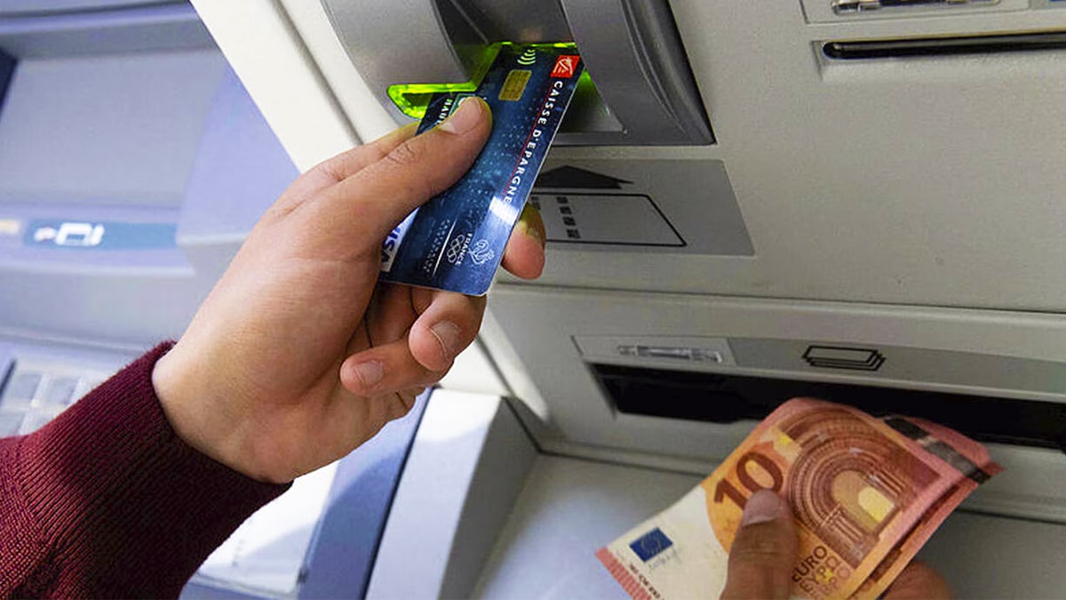 Distributeurs de billets : ce que vous devez faire avant d’insérer votre CB pour éviter les arnaques