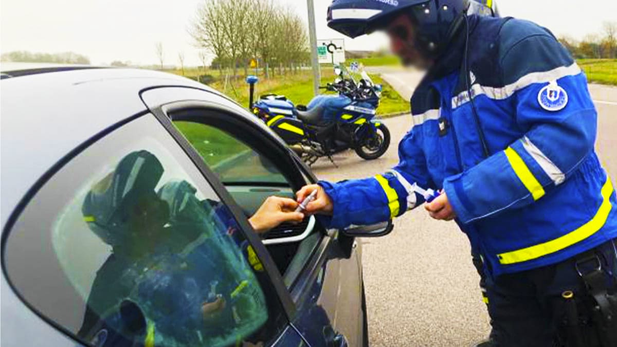 Immobilisation du véhicule et jusqu’à 750 € d’amende pour les automobilistes si ce document n’est plus valable