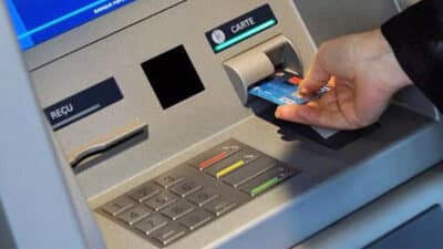 La police alerte sur ces 2 arnaques redoutables dans les distributeurs de billets : comment les éviter