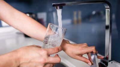 L’eau du robinet polluée aux nitrates : les communes impactées par une restriction de consommation