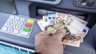 Les distributeurs de billets évoluent : ce que vous devez faire avant d’insérer votre carte bancaire