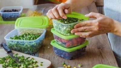 Les experts en sécurité alimentaire alertent: si vos Tupperware ont ces marques, jetez-les immédiatement