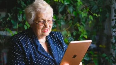 Les personnes âgées les plus vulnérables face aux fraudes et arnaques : 5 astuces pour les éviter