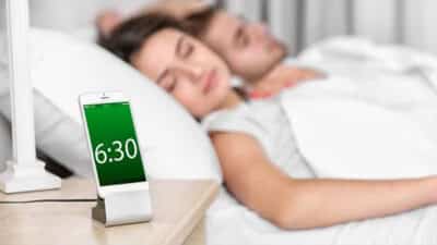 N’utilisez plus votre téléphone comme réveil : les experts alertent sur les dangers cachés