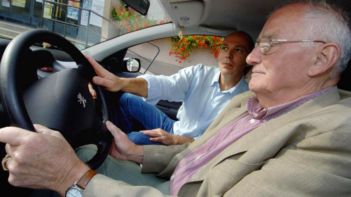 Un nouveau macaron bientôt obligatoire pour les automobilistes seniors ? Ce que dit la loi