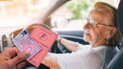 Vers la fin du permis de conduire à vie pour les seniors ? L’Union européenne remet le sujet sur la table