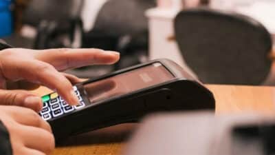 Votre argent en danger : cette arnaque au paiement sans contact menace tous les Français
