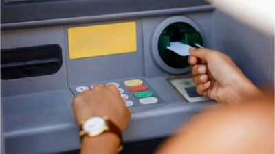 Alerte urgente sur les arnaques aux distributeurs de billets : cette fonction à connaître impérativement