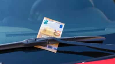 Automobilistes: si vous trouvez 50 € sur votre pare-brise, ne le ramassez pas : cela peut vous arriver.