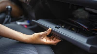 Automobilistes : vous devriez toujours laisser la boîte à gants ouverte quand vous stationnez, voici pourquoi