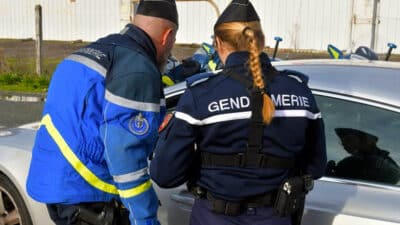 Ce geste courant des automobilistes peut valoir 3 ans de suspension du permis, 135 € et 3 points