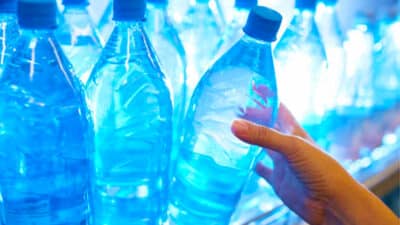 Ce type d’eau en bouteille est le pire de tous pour les reins, un poison: celles à privilégier