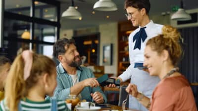 Cette arnaque dangereuse et bien rodée dans les restaurants fait des ravages : comment l’éviter