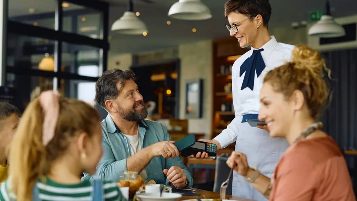Cette arnaque dangereuse et bien rodée dans les restaurants fait des ravages : comment l’éviter