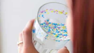 Cette boisson que nous consommons chaque jour est très mauvaise pour la santé, "Des milliers de particules de plastique"