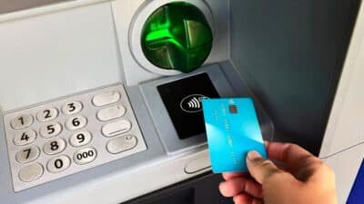 Cette nouvelle arnaque aux distributeurs de billets peut vider votre compte bancaire : une ruse redoutable