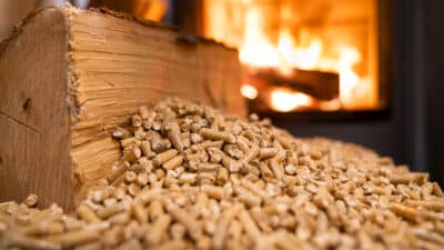 Chauffage au bois : terminé les pellets, de plus en plus de Français se chauffent de cette façon