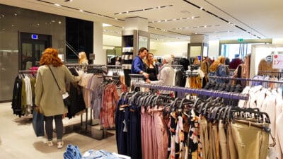 Concurrente de Zara et H&M, cette célèbre enseigne de mode adorée des Français ferme 354 magasins