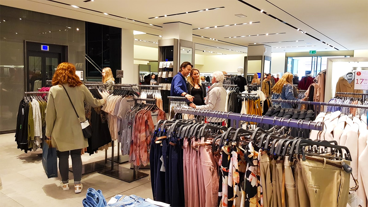 Concurrente de Zara et H&M, cette célèbre enseigne de mode adorée des Français ferme 354 magasins