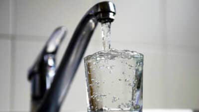 Eau du robinet jaune : devez-vous vous alarmer ? Les Français concernés