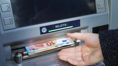 Fini les cartes bancaires : comment retirer de l’argent sans CB dans les distributeurs de billets