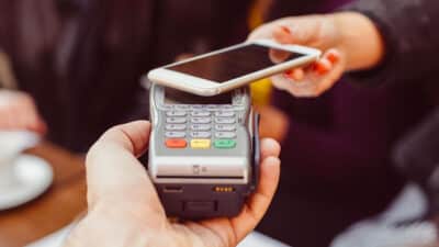 La police alerte: cette erreur que beaucoup font lors des paiements sans contact avec leur téléphone