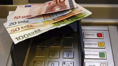 La ruse des escrocs dans les distributeurs de billets pour voler les comptes bancaires