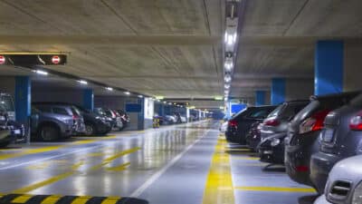 L’arnaque dans les parkings fait rage : de nombreux seniors tombent dans le panneau