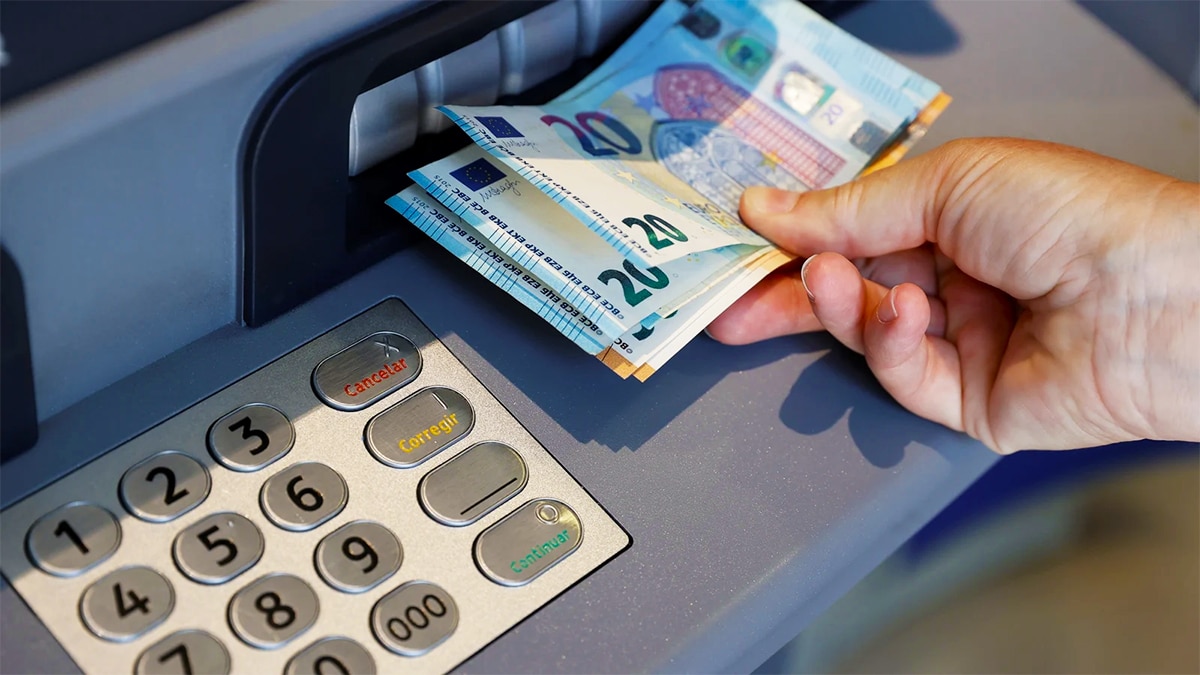 Le geste que vous devez faire avant d’insérer votre CB dans le distributeur pour ne pas être arnaqué
