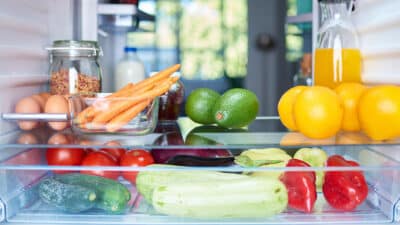 L’erreur fatale que nous faisons tous pour conserver ces 2 aliments dans le frigo, bannissez-la en urgence
