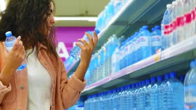Les bouteilles en plastique c'est fini : l’Union Européenne va les changer et vous n'allez pas apprécier