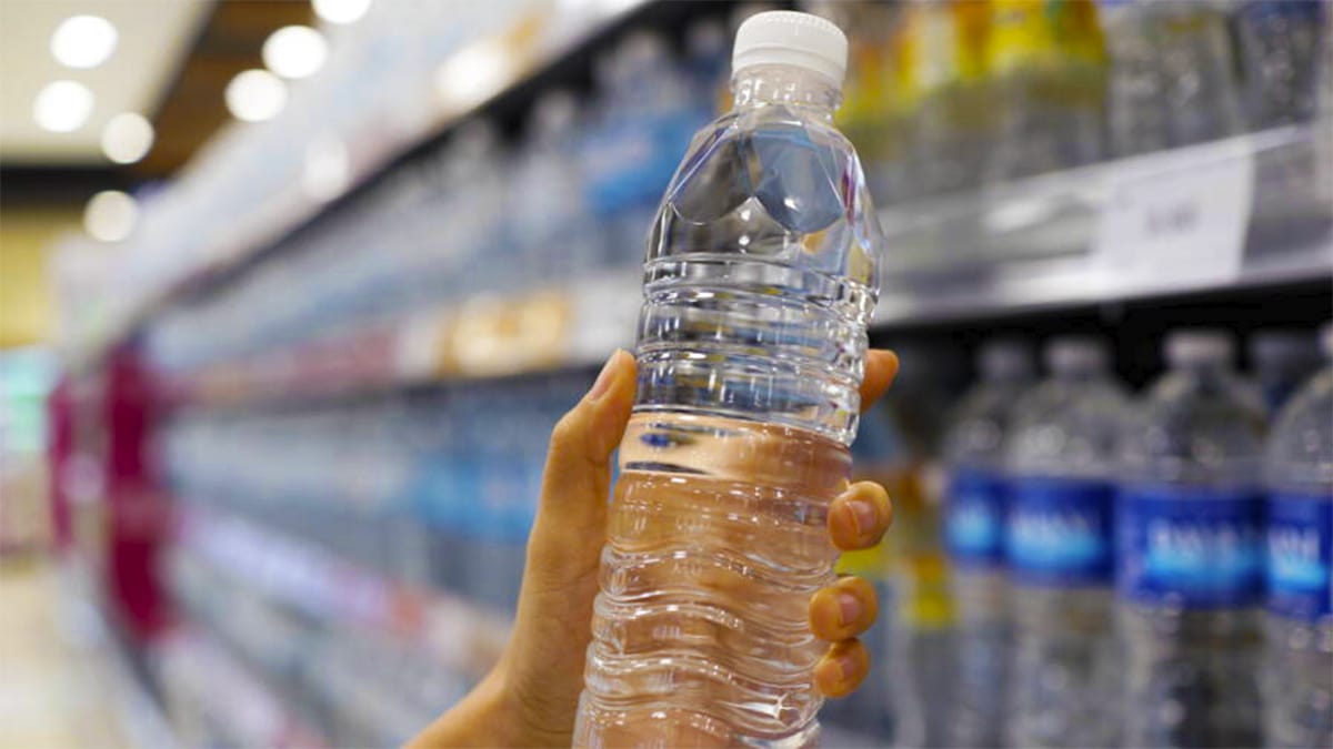 Les chercheurs lancent l'alerte si vous consommez de l'eau en bouteille : vous devez arrêter selon une étude