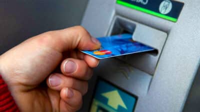 Les experts recommandent d’ajouter un autocollant sur votre carte bancaire : une astuce infaillible