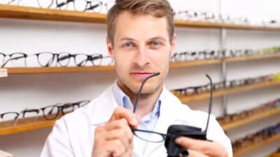 Ni chiffon ni produit : l’astuce des opticiens pour nettoyer vos lunettes comme neuves