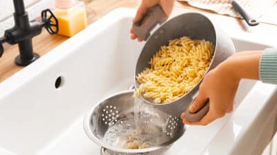 Attention, ne versez jamais d’eau bouillante dans l’évier : une habitude qui peut vous coûter cher