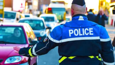 Ce geste que font de nombreux automobilistes est passible d’une amende et retrait de points