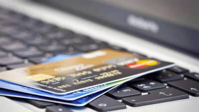 Ce piège caché des banques fait flamber vos factures : il vide votre compte bancaire discrètement