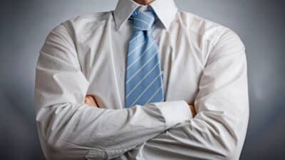 Ce que signifie le fait qu’une personne garde les bras croisés lorsqu’elle vous parle, selon la psychologie