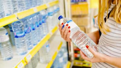 Ce type d’eau en bouteille est à bannir, c’est un poison pour les reins: celles à privilégier