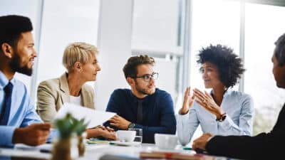 Ces significations cachées derrière une personne qui interrompe toujours les autres, selon la psychologie