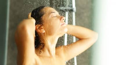 Cet objet que nous utilisons tous sous la douche est dangereux pour la santé: un nid à bactéries selon une dermatologue
